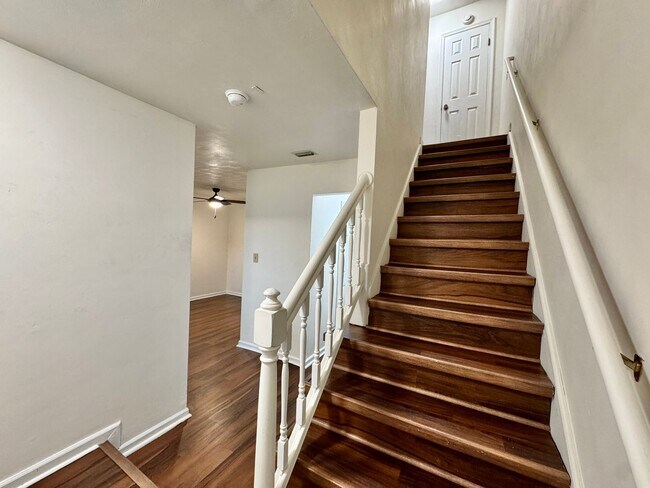 Building Photo - Glenleigh 1st-time Rental! Pet-Friendly, End-Unit Townhome, Cul-De-Sac with HUGE fenced backyard!