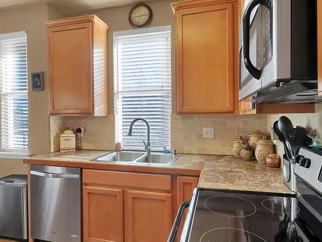 Building Photo - Quiet & Clean 2 bed / 2 bath Condo with Garage