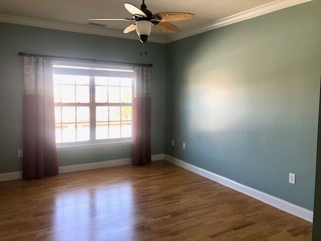 Building Photo - Top Floor Condo in Great Carmel Location!