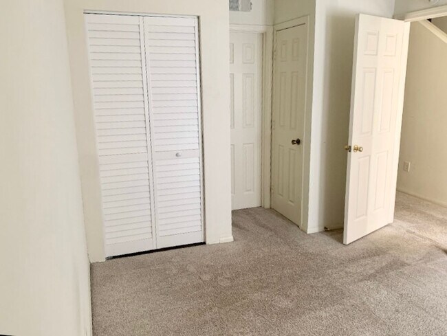 Building Photo - 3BD/3BA Townhome Available in Pacific Beach!