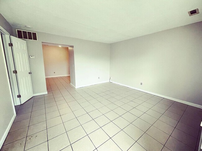 Building Photo - 2-Bedroom Townhome Minutes from Downtown N...