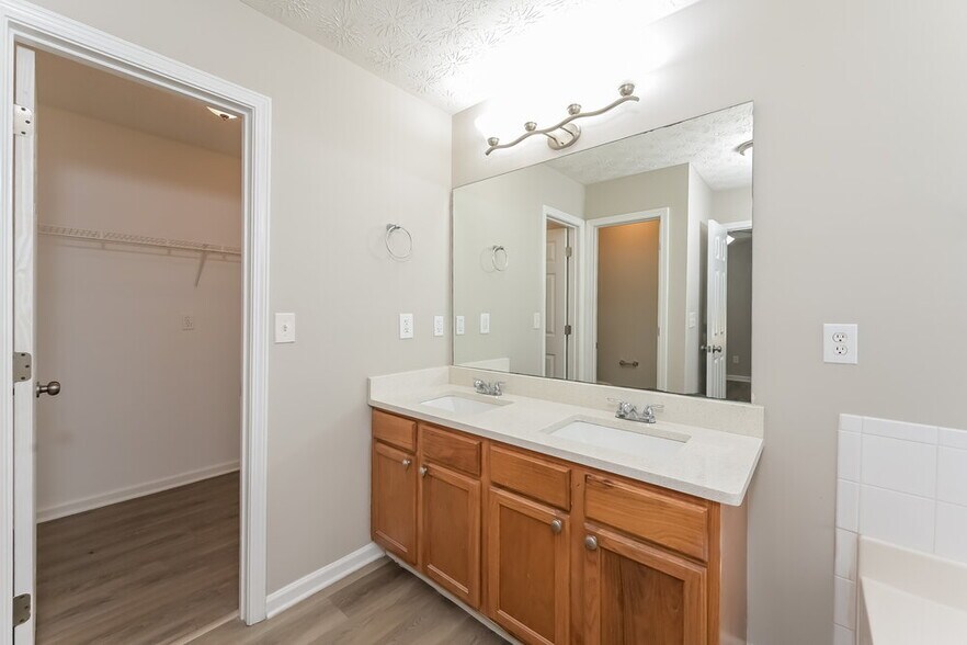Building Photo - 2167 Mulberry Ln