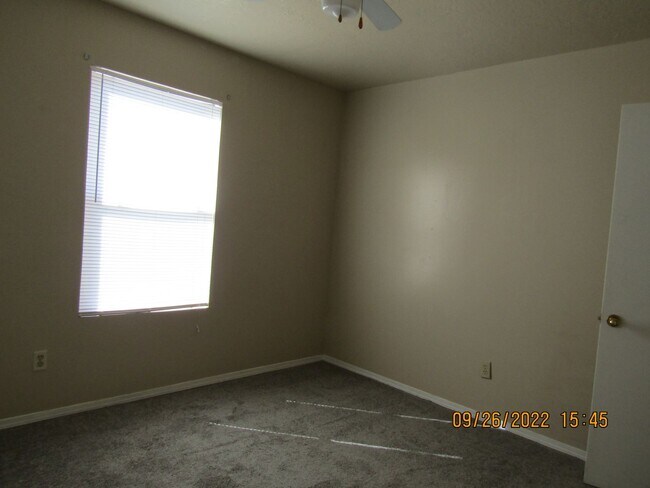 Building Photo - Very nice home located in the Rolling Hill...