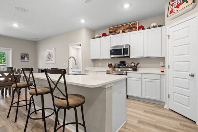 Building Photo - 6686 Sun Tree Cir