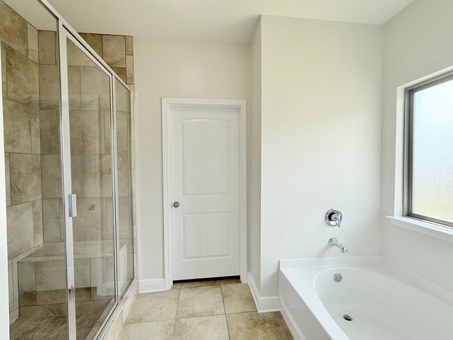 Building Photo - Spacious 5-Bedroom Home - Heart of Pace