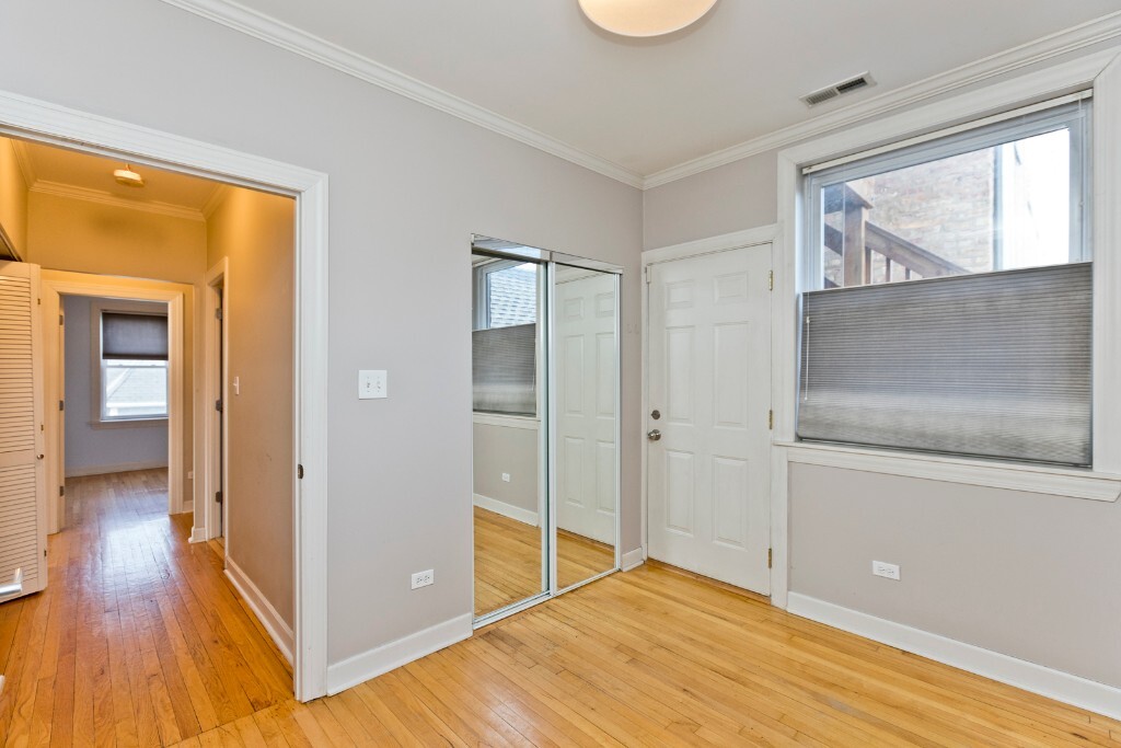 Building Photo - 3040 W Diversey Ave