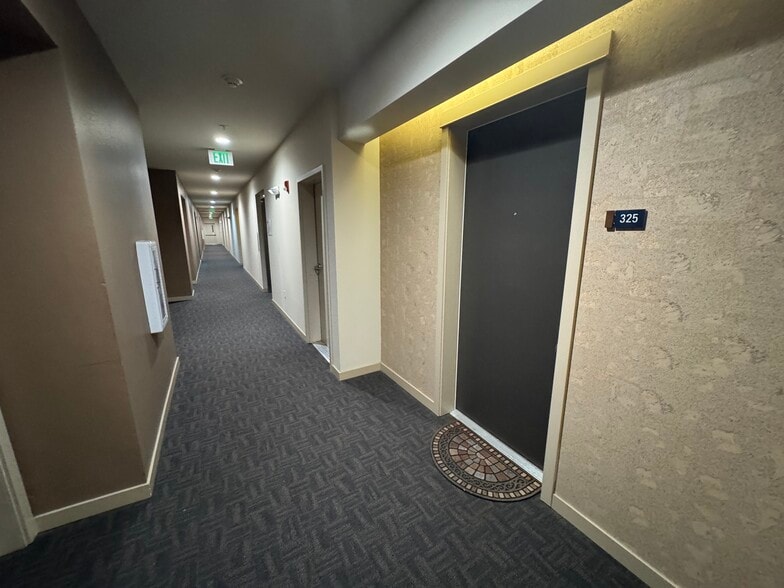 building entryway hallway - 190 Harbor Sq Loop NE