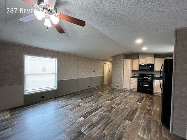 Building Photo - 787 N Bever Dr