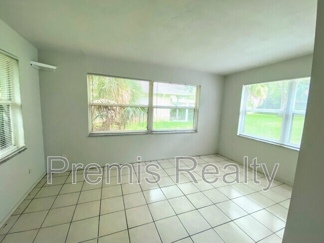 Building Photo - 2686 Sunset Dr