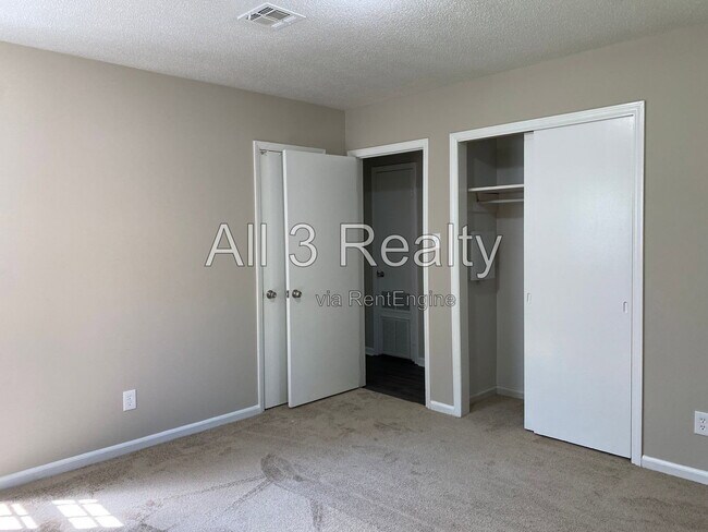 Building Photo - 306 Oakwild Dr