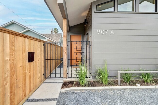 Building Photo - 907 Kern St