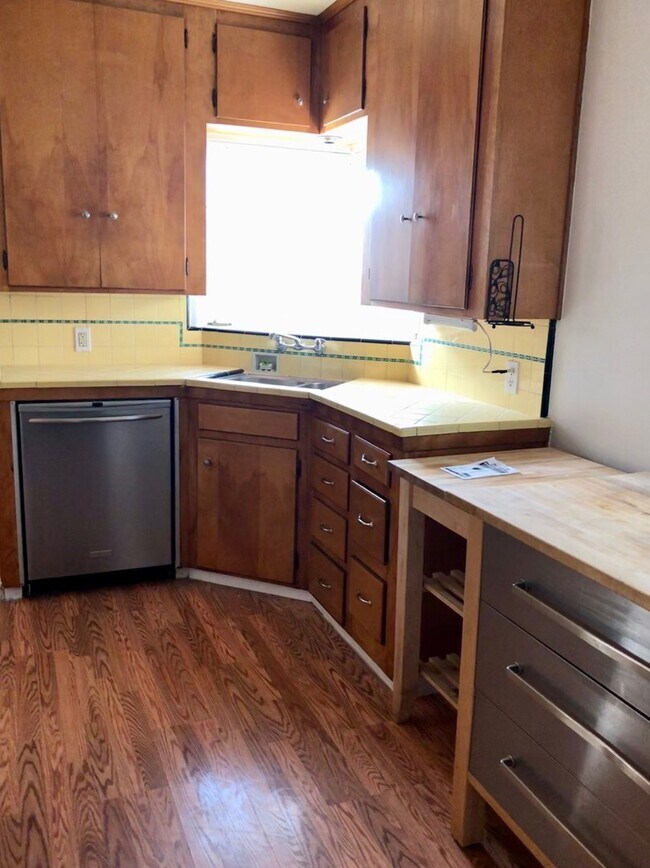 Building Photo - Tahoe Park Cutie! - JUST REDUCED