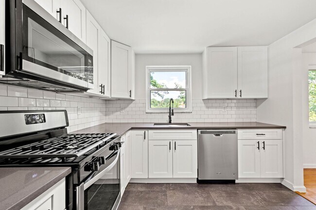 Building Photo - AVAILABLE SEPT 1ST!! GORGEOUS 3 BEDROOM IN...