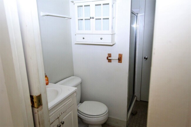 Building Photo - Bright and spacious one bedroom unit with ...
