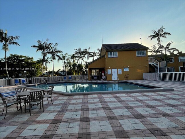 Building Photo - 9711 Fontainebleau Blvd