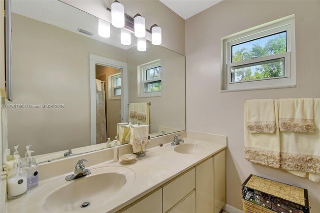 Building Photo - 303 E Riverbend Dr