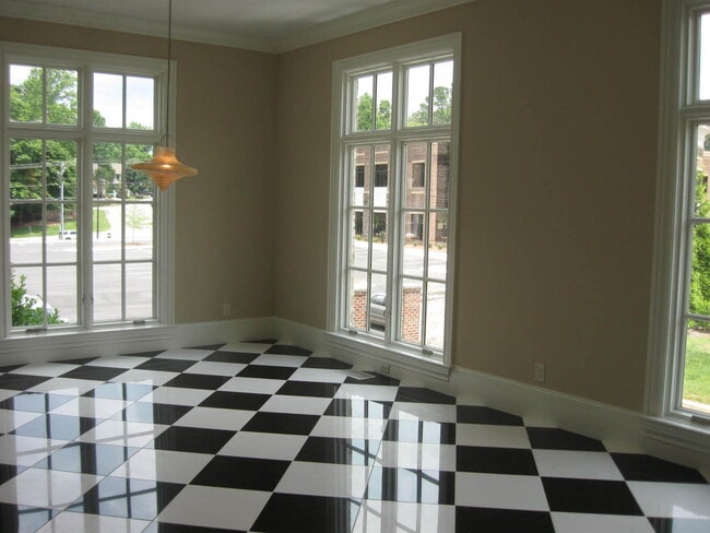 Building Photo - 4 Story Townhome in Greensboro NC