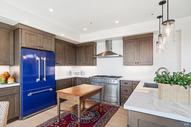 Building Photo - 39 S Newport Dr