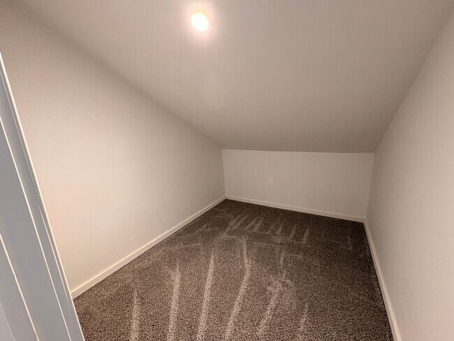 Building Photo - 3 Bed, 2.5 Bath in Ontario!