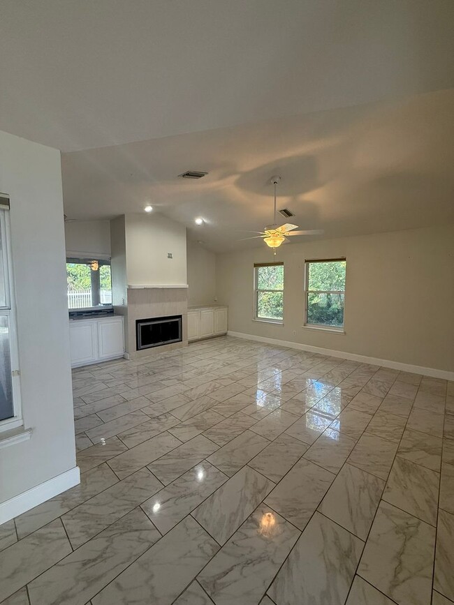 Building Photo - Beautiful Spacious 3 bed 3 bath Home in Debary