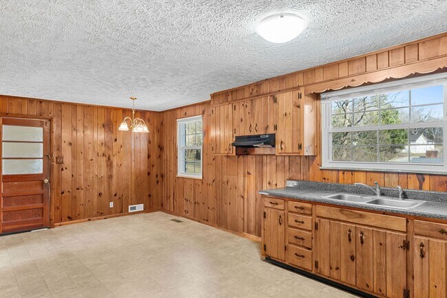 Building Photo - Updated 3bd/2bth home with Remodeled Master Suite & Prime Location!