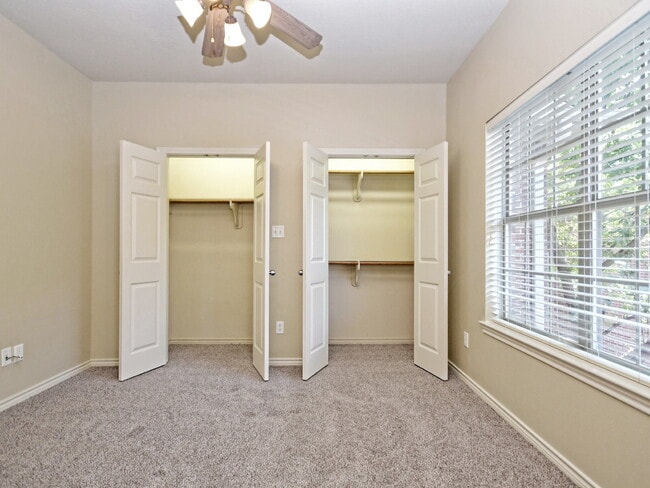 Building Photo - "Spacious 4-Bed, 4-Bath Townhouse Gem in College Station – Perfect for Comfortable Living!"