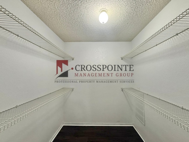 Building Photo - 3 Bedroom, 2 Bathroom Home!