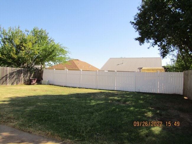 Building Photo - Very nice home located in the Rolling Hill...
