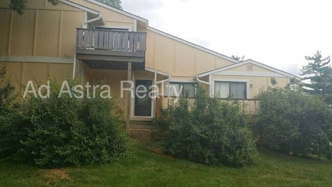 Building Photo - Updated 3Bed/2bath Townhome in Lenexa-Avai...
