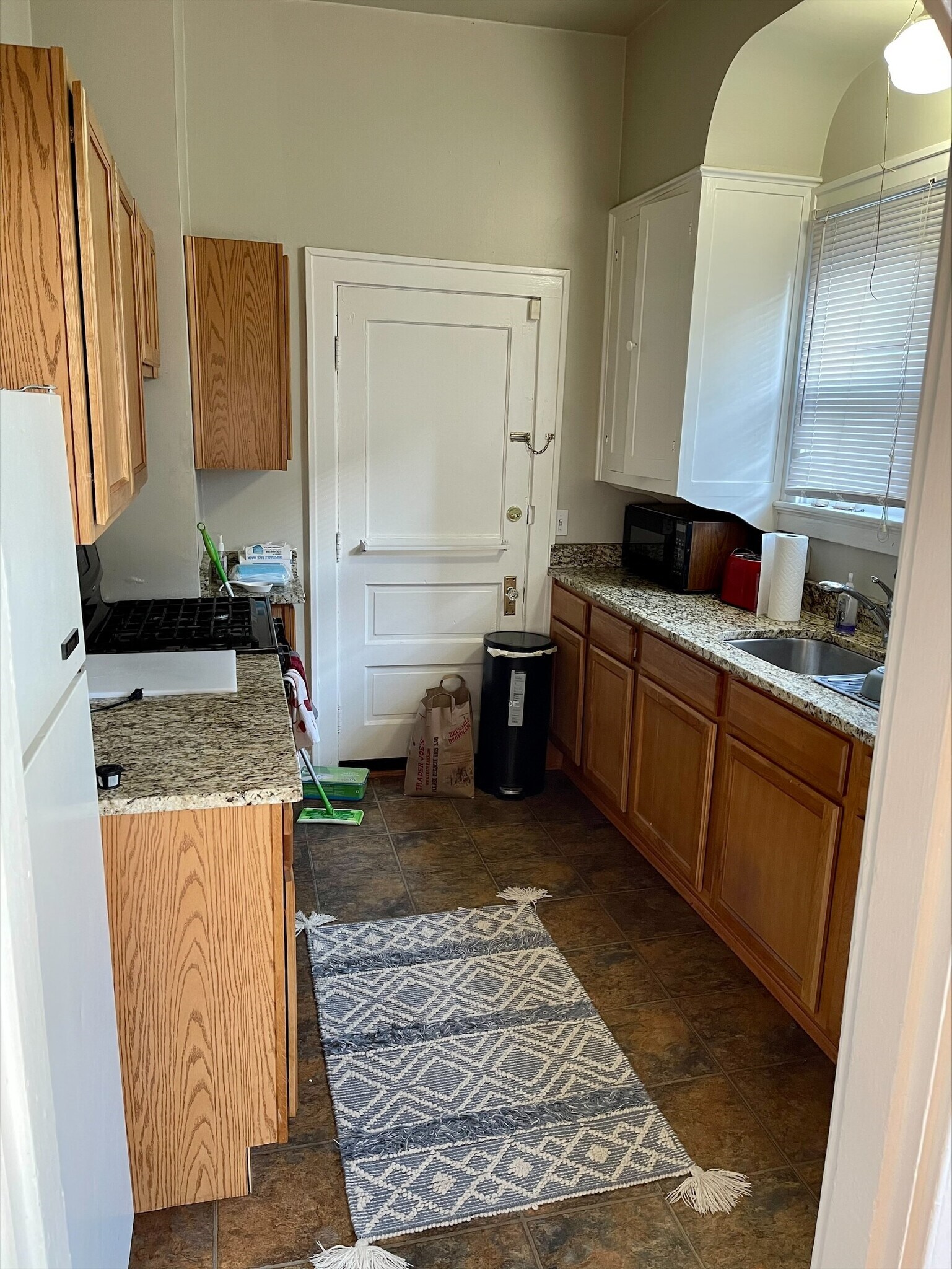 Building Photo - 2322 Stratford Ave