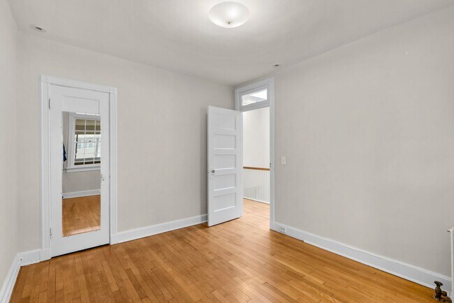 Building Photo - 3 Bed 2 Bath - Glover Park Row Home - Fini...