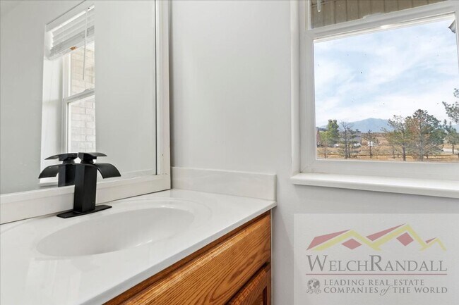 Building Photo - Spacious Single Family Home With Attached ...