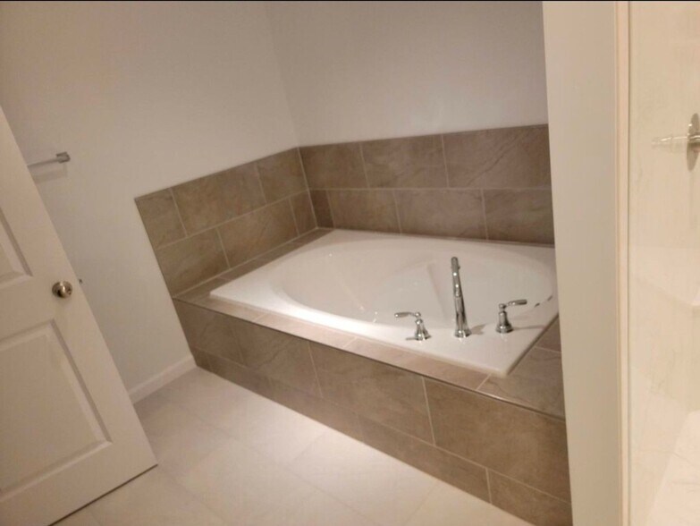 Building Photo - 7703 Mossy Lndg Ln