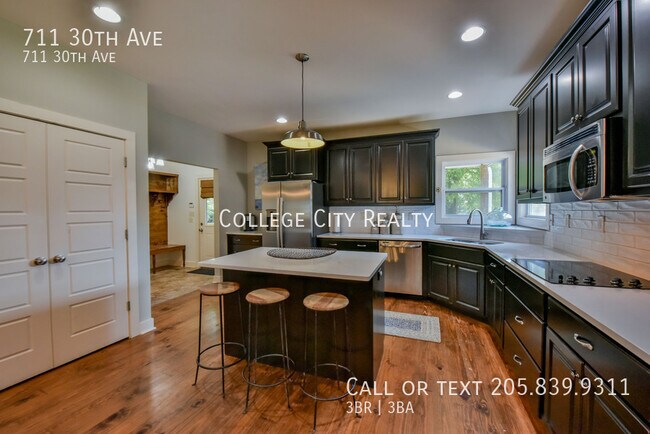 Building Photo - 711 30th Ave