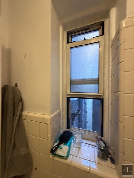 Building Photo - 326 W 83rd St