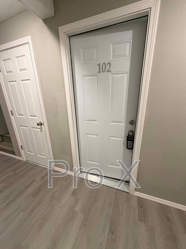 Building Photo - 117-121 S Byers Apartments