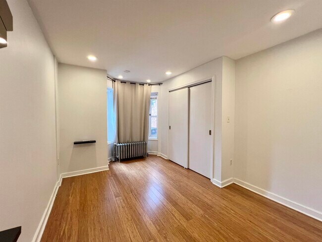 Building Photo - 148 Webster Ave