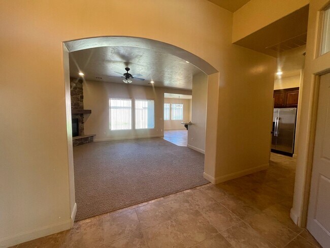Building Photo - Great home and Pet Friendly!!  ADA tub/shower