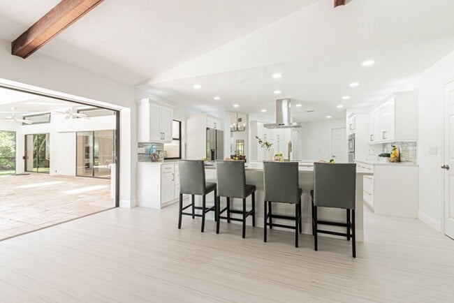 Building Photo - Newly Renovated 3 Bedroom Pool Home in Des...