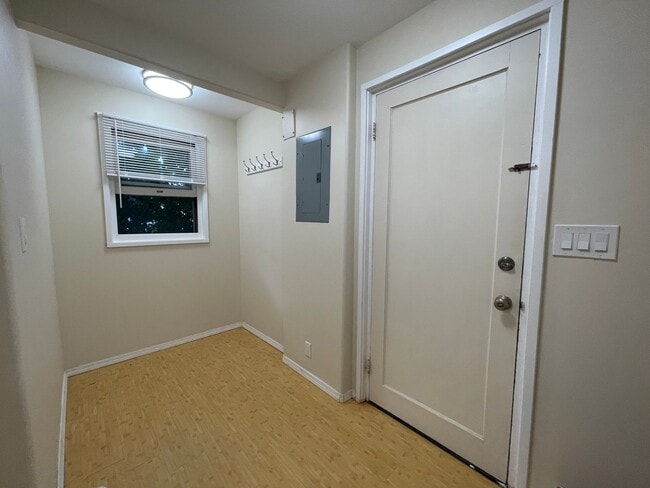 Building Photo - 1 bedroom 1 bath close to town