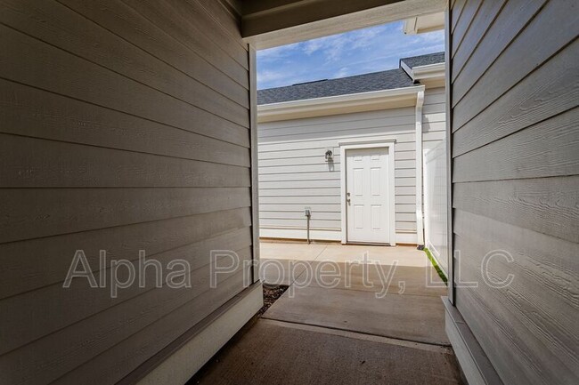 Building Photo - 18 Alderly Wy