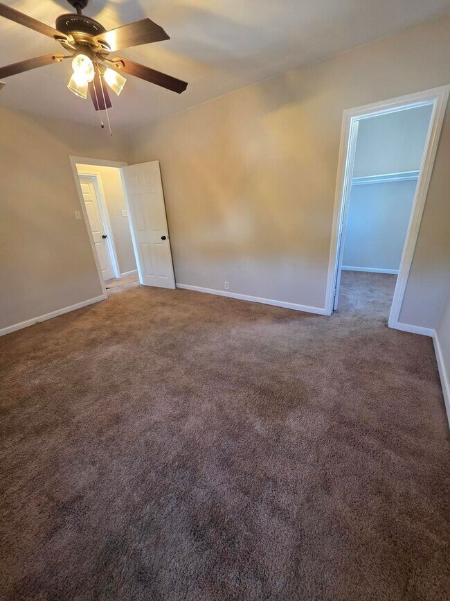 Building Photo - 2641 N Arrowhead Ave