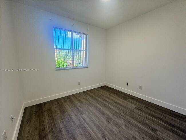 Building Photo - 5004 S Harbor Isles Dr