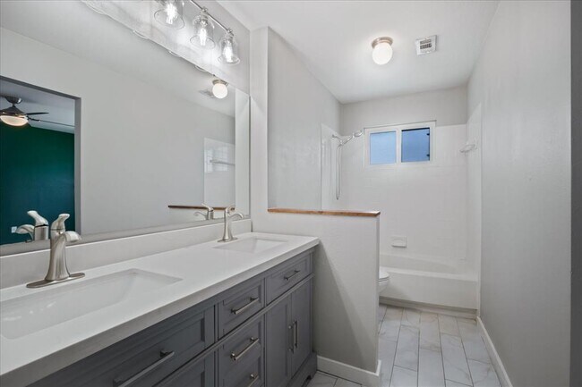 Building Photo - 3803 Alexandria Dr