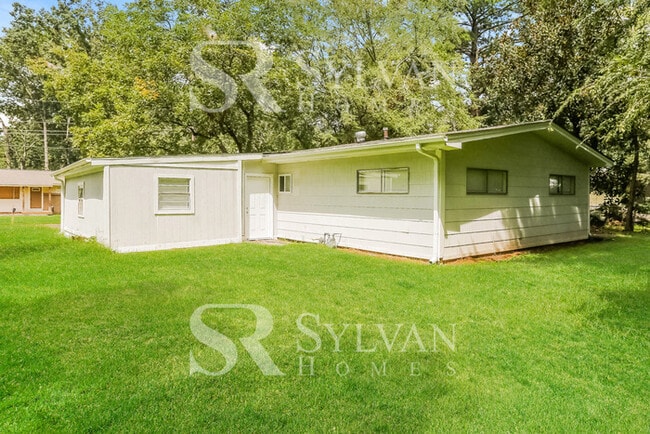 Building Photo - Spacious one-level living