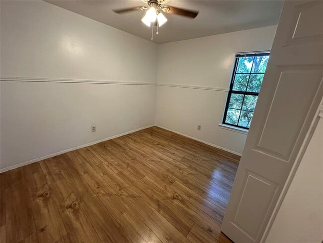 Building Photo - 331 Live Oak Dr