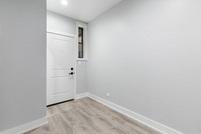 Building Photo - 7738 N Eastlake Ter