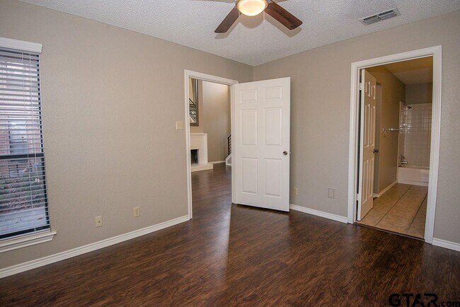 Building Photo - 5907 Hollytree Dr
