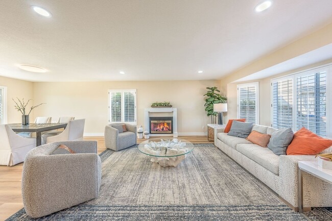 Building Photo - Fully furnished Canyon View 5 Bed Single Family