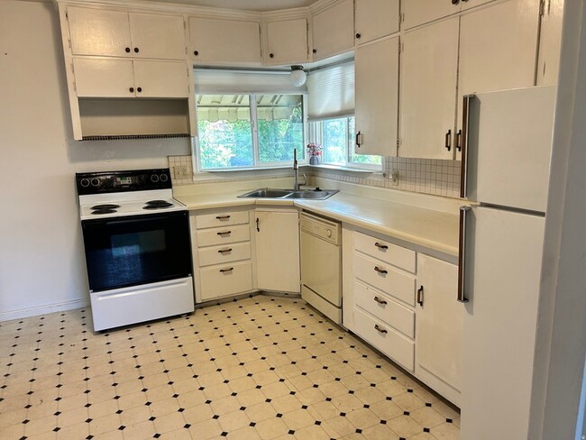 Building Photo - 3580 Van Buren Ave